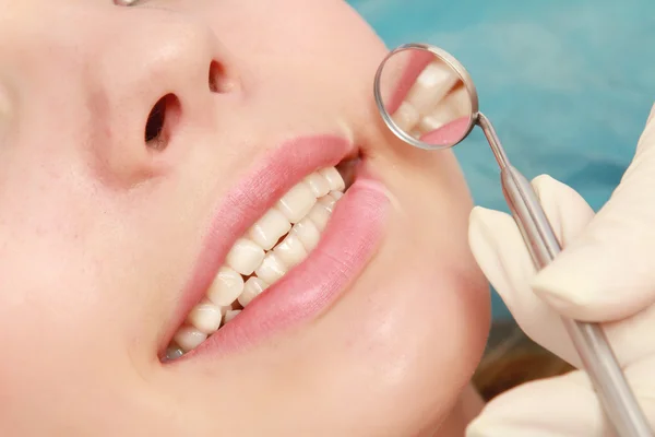 Badanie zębów pacjenta — Zdjęcie stockowe