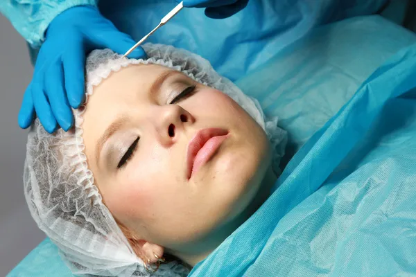 Una mujer que recibe una operación de plástico — Foto de Stock