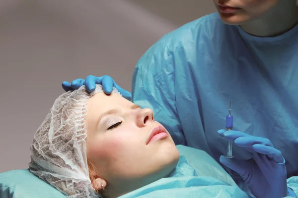 Uma mulher a receber uma injeção — Fotografia de Stock