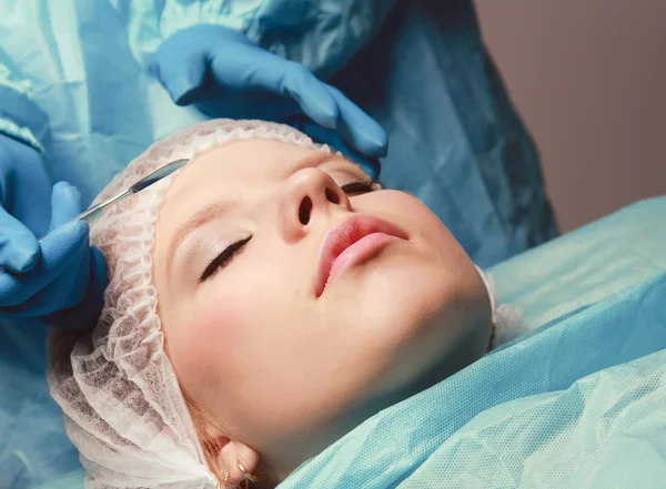 Een vrouw die ontvangen een kunststof operatie — Stockfoto