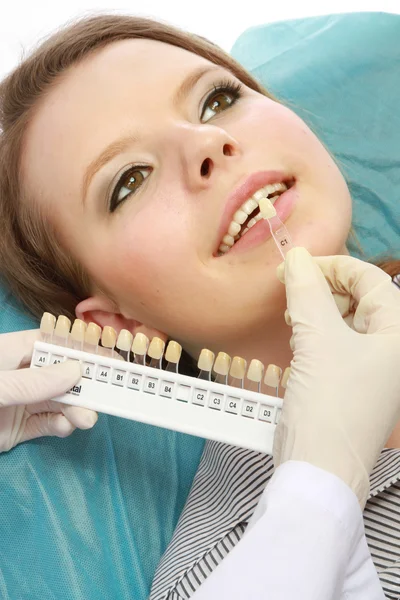 Zkoumá pacienta zuby — Stock fotografie