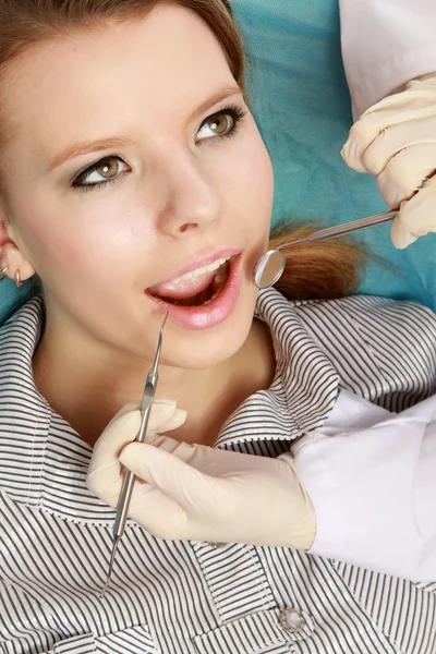 Examinar los dientes del paciente — Foto de Stock