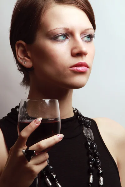 Retrato de una hermosa mujer con una copa de vino —  Fotos de Stock
