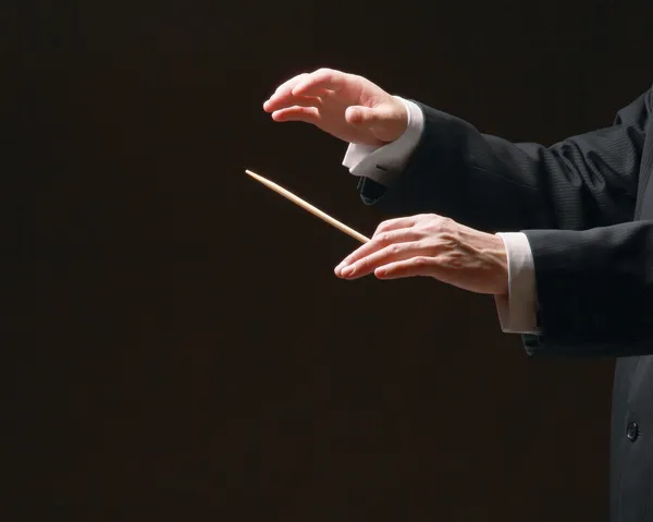 Le mani del direttore d'orchestra con un bastone — Foto Stock