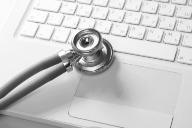 bir dizüstü bilgisayarda sağlık stetoskop