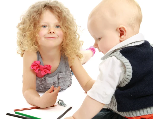 Niños pequeños y felices dibujando con lápices —  Fotos de Stock