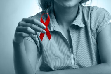 bir el ile bir kırmızı HIV kurdele