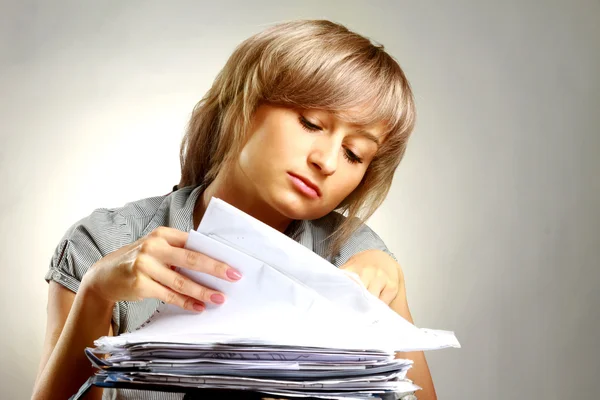 Une jeune femme avec beaucoup de paperasse — Photo