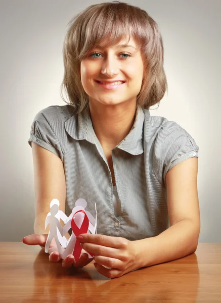 Donna che si prende cura di persone di carta e aiuti — Foto Stock