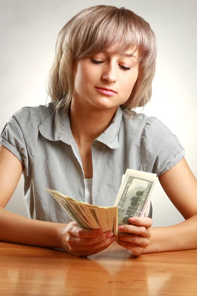 Una joven sosteniendo dólares —  Fotos de Stock