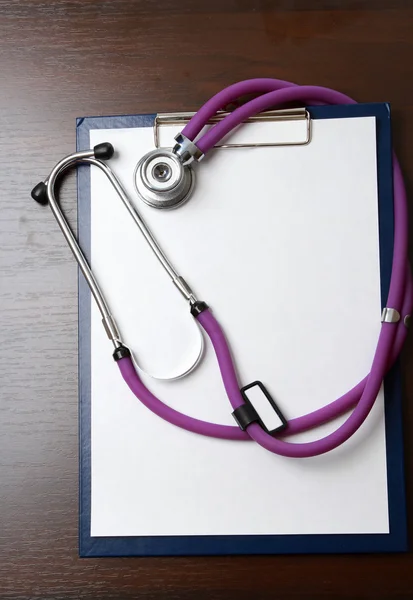 Een medische stethoscoop op een Klembord — Stockfoto