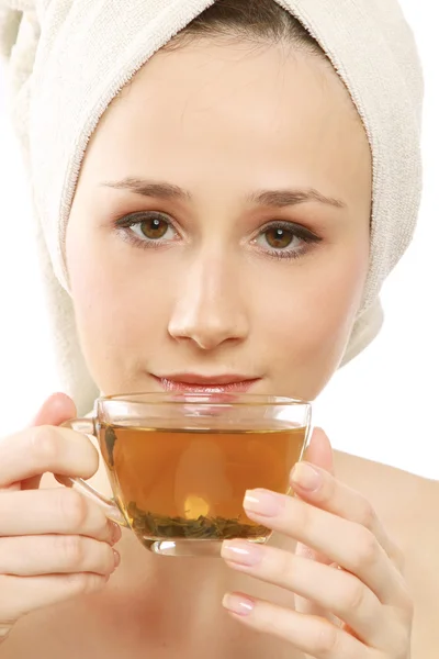 Nahaufnahme einer schönen jungen Frau beim Tee — Stockfoto