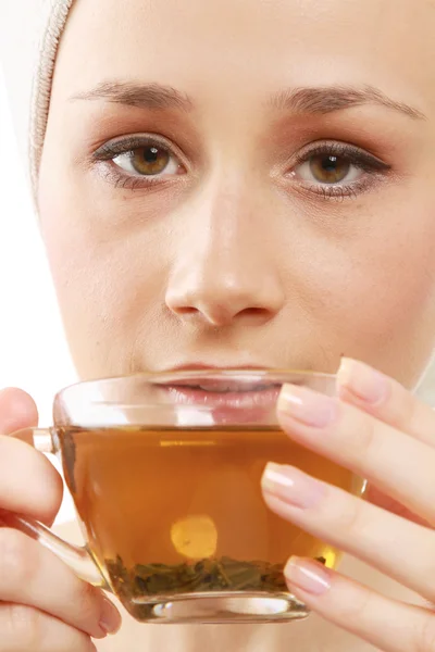 Красивая женщина пьет чай с полотенцем — стоковое фото