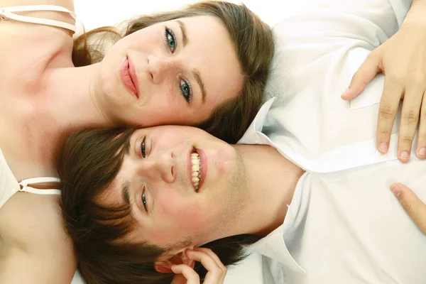 Jeune couple couché sur le sol — Photo