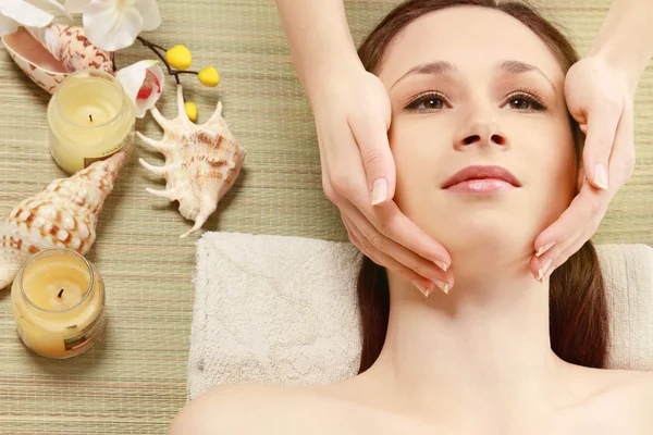 Eine attraktive junge Frau, die eine Massage erhält — Stockfoto