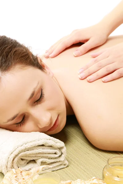 Eine schöne Frau liegt während einer Massage — Stockfoto