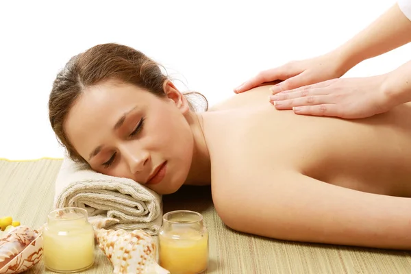 En attraktiv ung kvinna får massage — Stockfoto