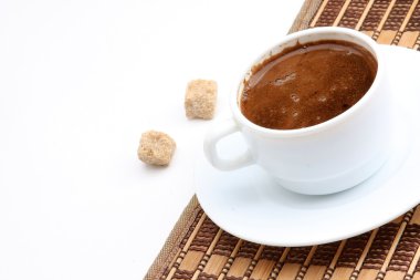 Harika bir fincan sıcak kahvenin yakın çekimi.