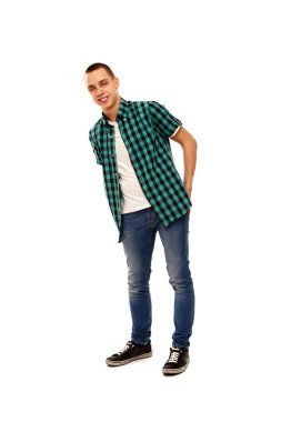 Elleri ceplerinde yakışıklı gülen adam