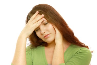 bir kadının elini tutan bir baş ağrısı ile