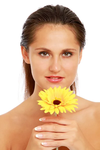 Joven chica sonriente con una flor — Foto de Stock