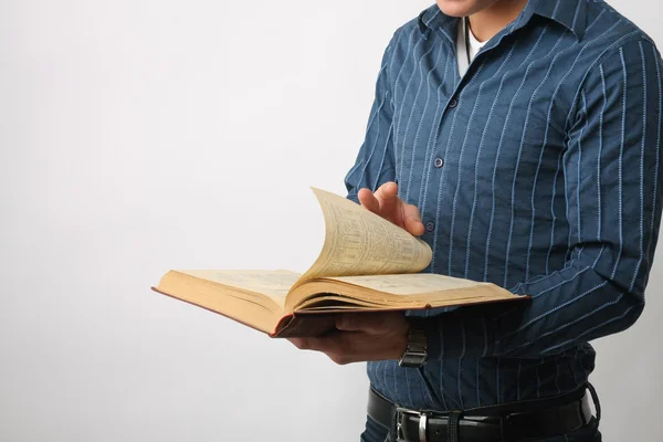 Mãos masculinas estão navegando através do livro aberto — Fotografia de Stock