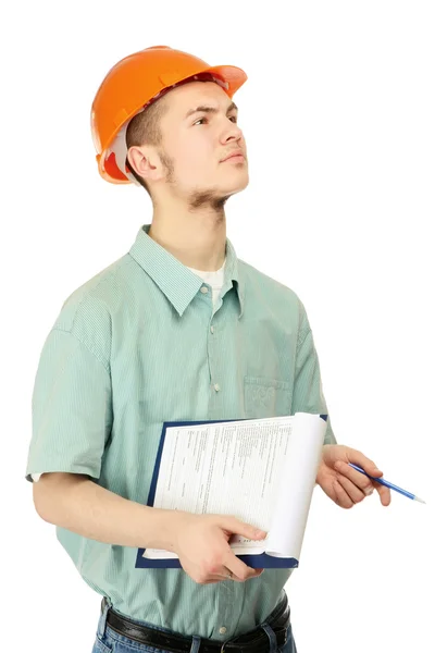 Ein Bauarbeiter schaut mit einem Ordner und einem Stift auf weißem Papier nach oben — Stockfoto