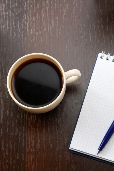Almohadilla en blanco de papel y taza de café — Foto de Stock