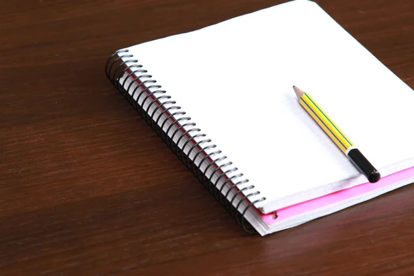 Pluma en un cuaderno — Foto de Stock