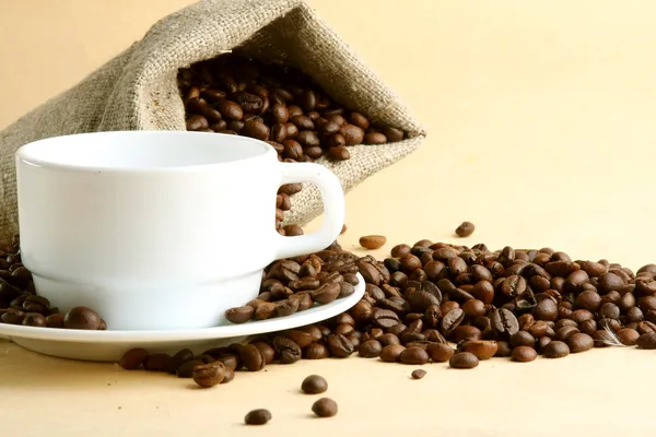 A sack of coffee beans and a cup — Stock Photo, Image