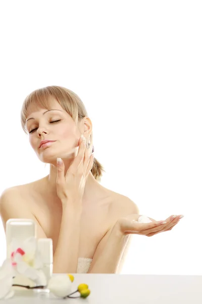 Una joven aplicando cosméticos — Foto de Stock