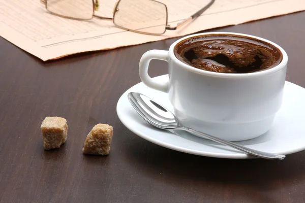 Tazza di caffè e giornale — Foto Stock