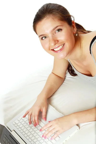 Retrato de una joven feliz usando un portátil — Foto de Stock