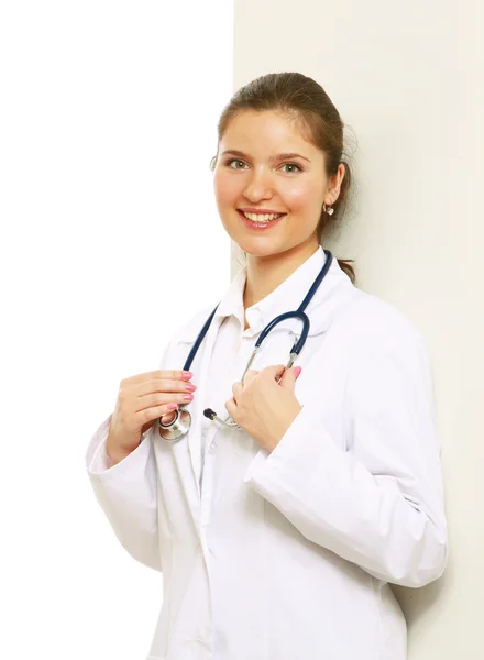 Portrait d'une femme médecin tenant un stéthoscope — Photo