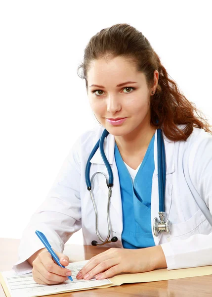 Un medico donna sta compilando una prescrizione — Foto Stock