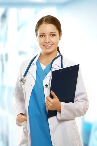 Ett porträtt av en kvinnlig läkare med en mapp — Stockfoto