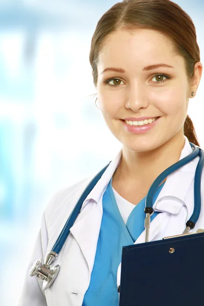 Ritratto di una dottoressa con una cartella — Foto Stock