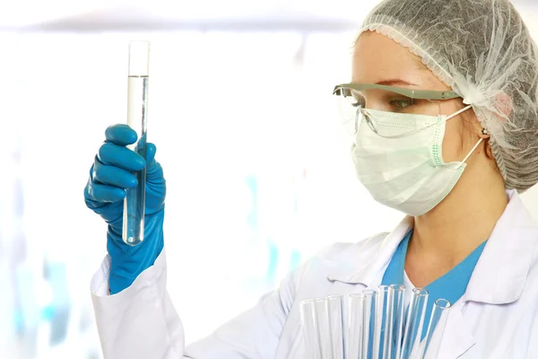 Une femme médecin travaillant au laboratoire — Photo