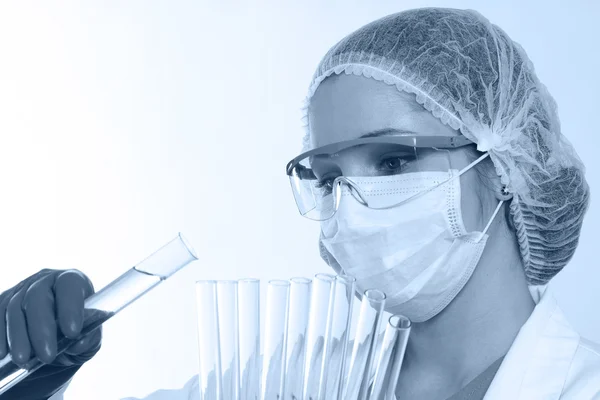 Una dottoressa che lavora in laboratorio — Foto Stock