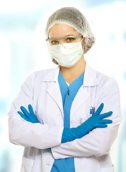 Eine Wissenschaftlerin eines Labors in Uniform — Stockfoto