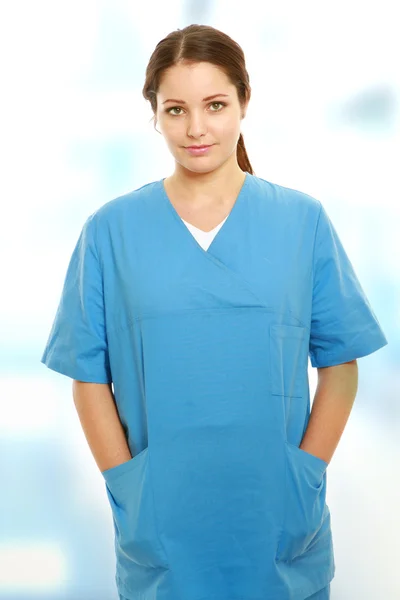 Une femme médecin avec les bras dans les poches — Photo