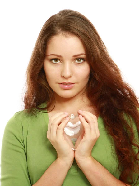 A beautiful woman is holding a symbol of a heart — Stock Photo, Image