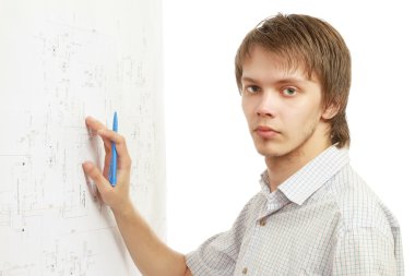 genç bir adam duvar çizimleri ile çalışma