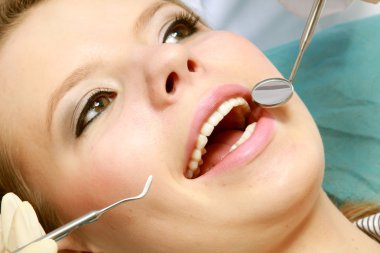 genç kadın dişçi ofisinde çalışan.