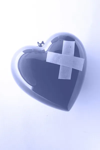 Символ сердца с клеевой штукатуркой — стоковое фото