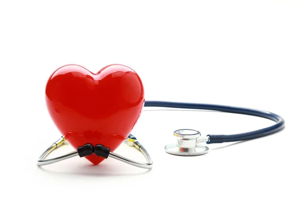 Une image d'un stéthoscope et d'un cœur rouge — Photo