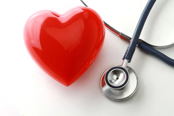 Un'immagine di uno stetoscopio e un cuore rosso — Foto Stock