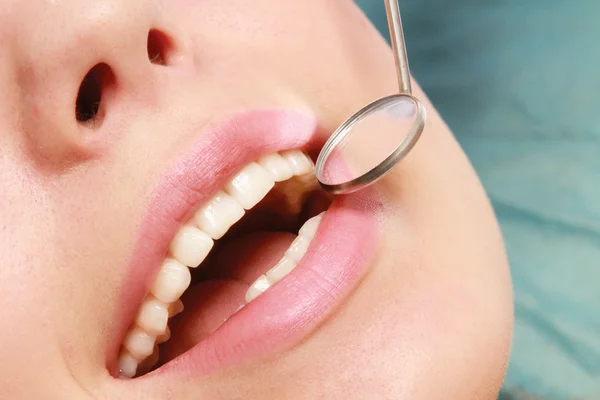 Examinar los dientes del paciente — Foto de Stock