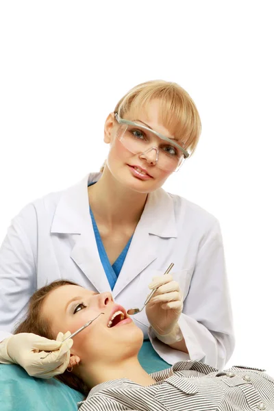 Dentista feminina está tratando os dentes da paciente — Fotografia de Stock