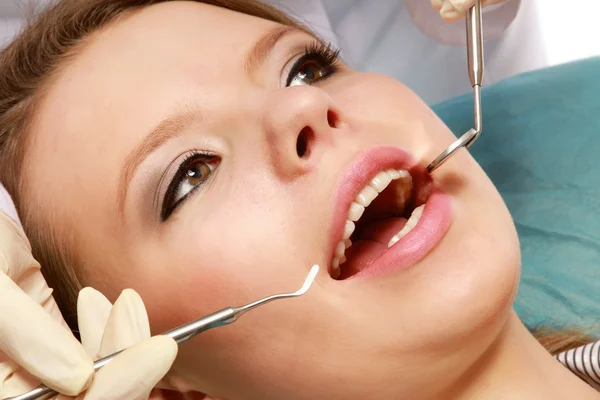 Dentista está tratando os dentes do paciente — Fotografia de Stock